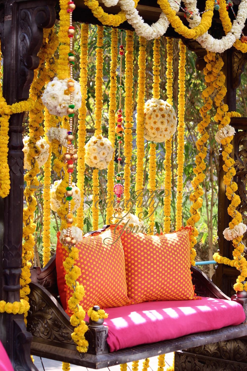 Photo of Yellow and pink mehendi jhoola