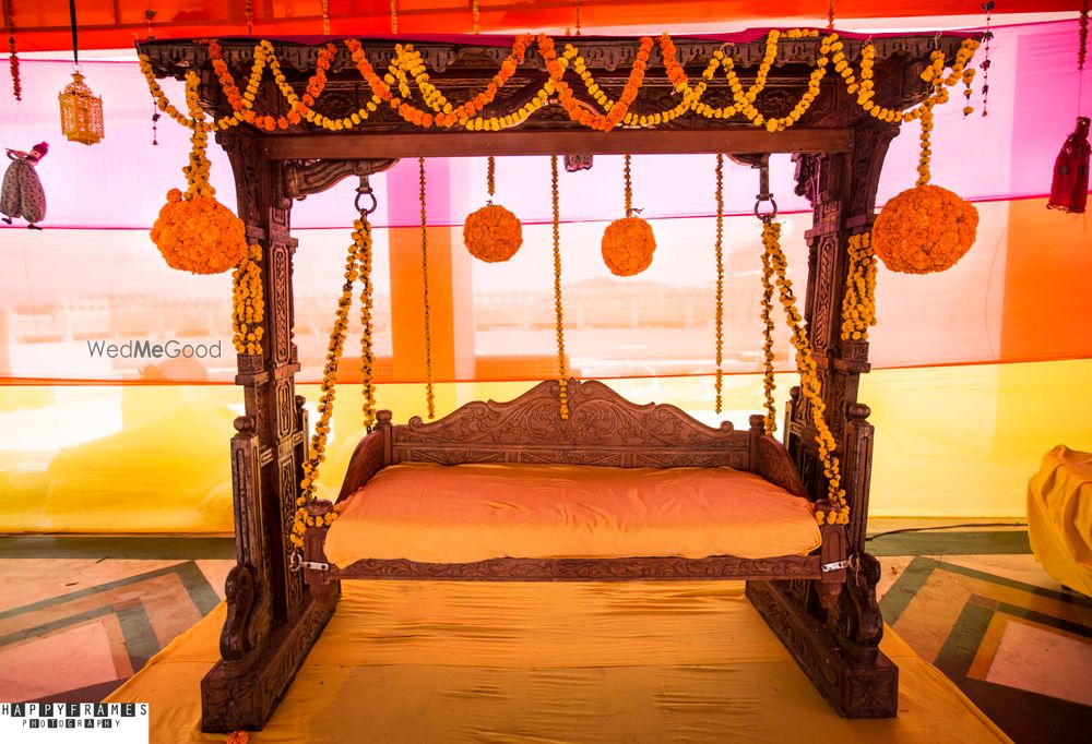 Photo of Brown Jhoola with Genda Phool Decor