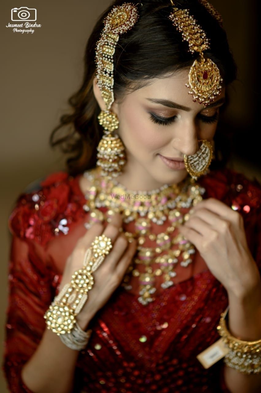 Photo of heavy bridal jewellery with haathphool and nath