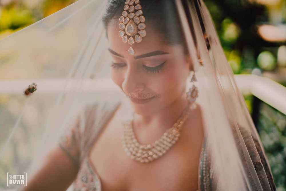 Photo of simple bridal jewellery with necklace and maangtikka