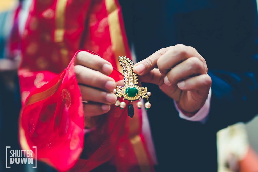 Photo of kundan kalgi with green beads and pearls