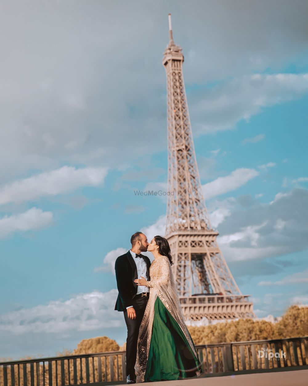 Photo of proposal or pre wedding shoot in paris