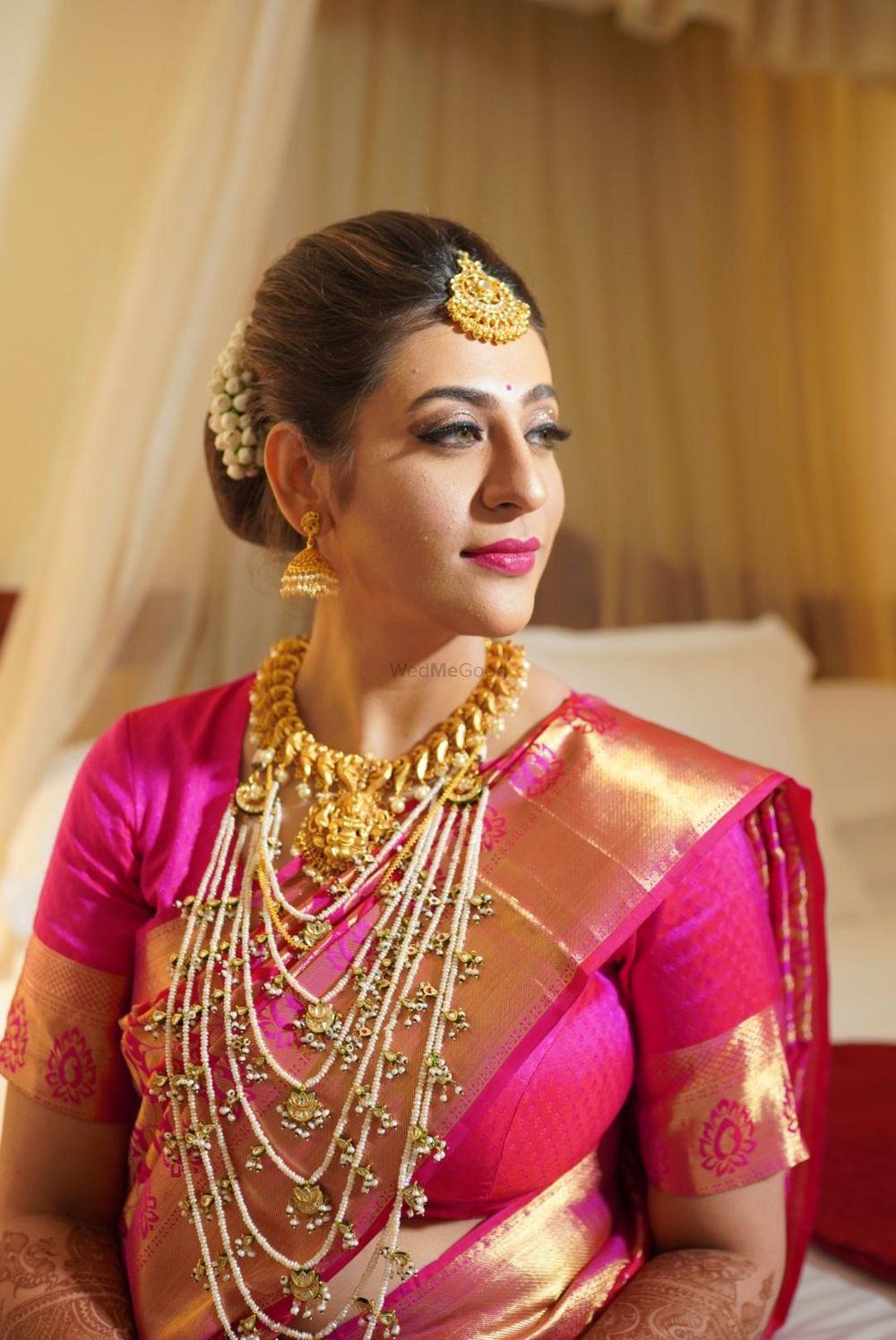Photo of A south Indian bride in a pink kanjeevaram and gold temple jewellery