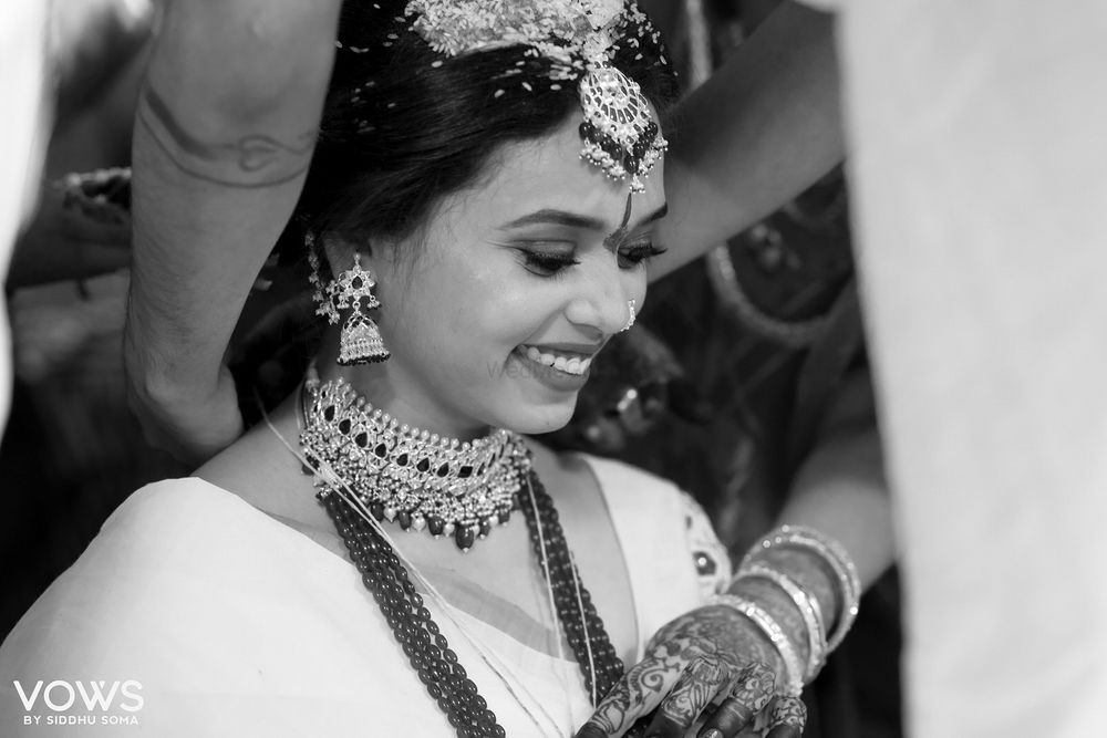 Photo of A bridal portrait at the time of tying the mangalsutra