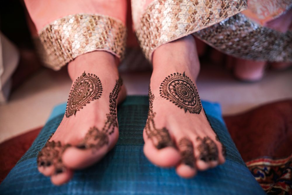 Photo of An intricate minimalistic feet mehndi design.