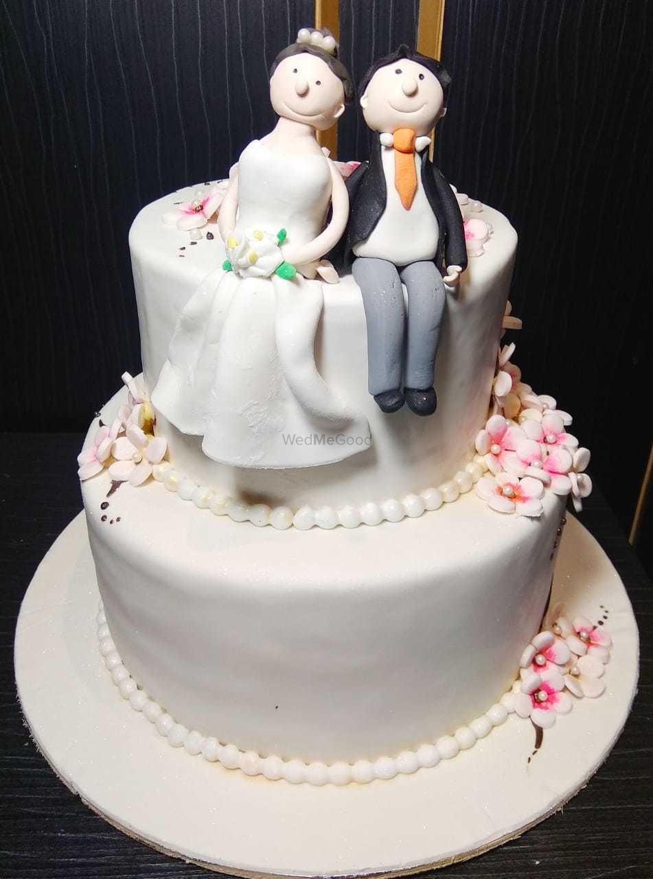 Photo From wedding cakes - By Vanlavino Cafe & Patesserie