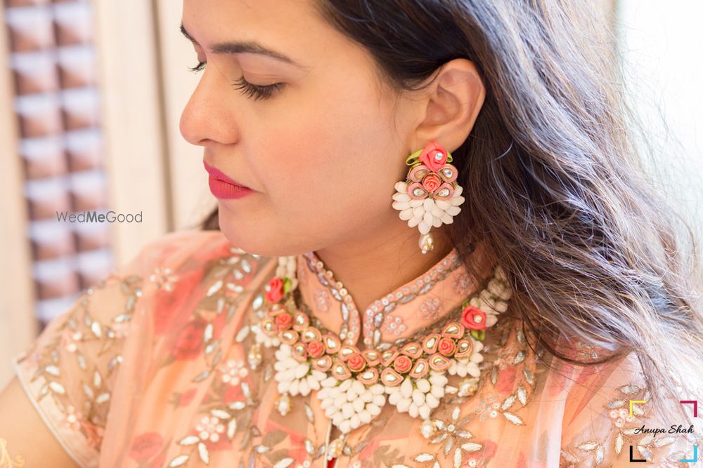 Photo of Mehendi jewellery in coral and gold