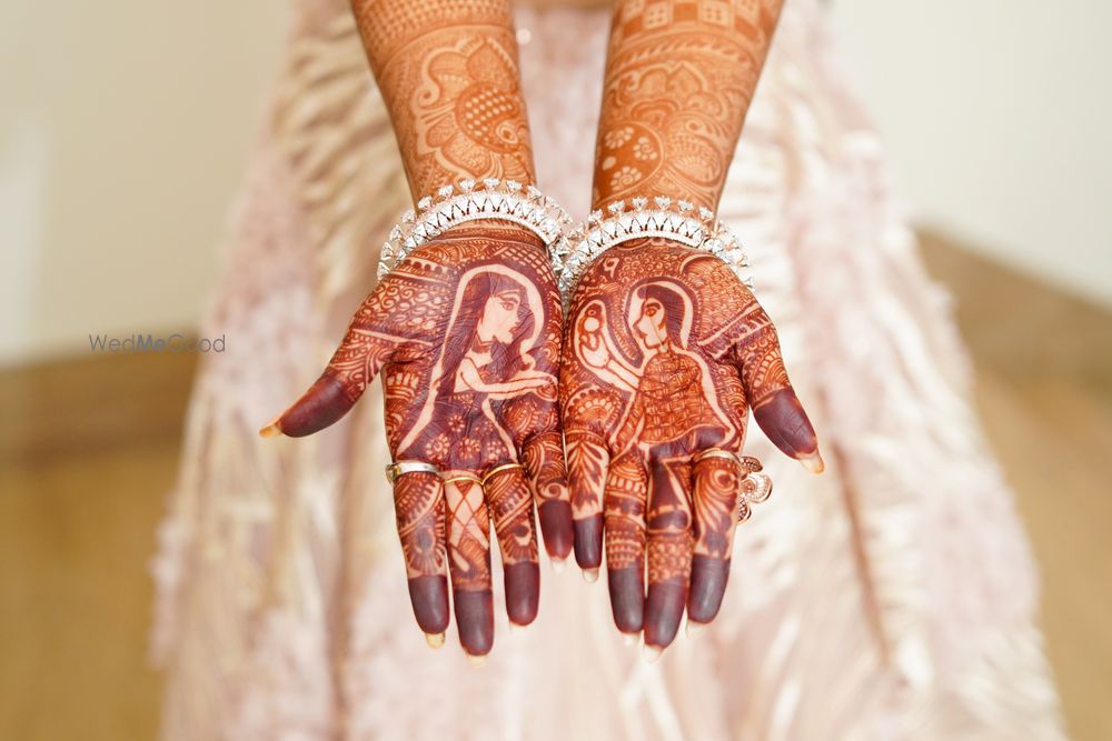 Photo of Mehndi design with a guy proposing to a girl.