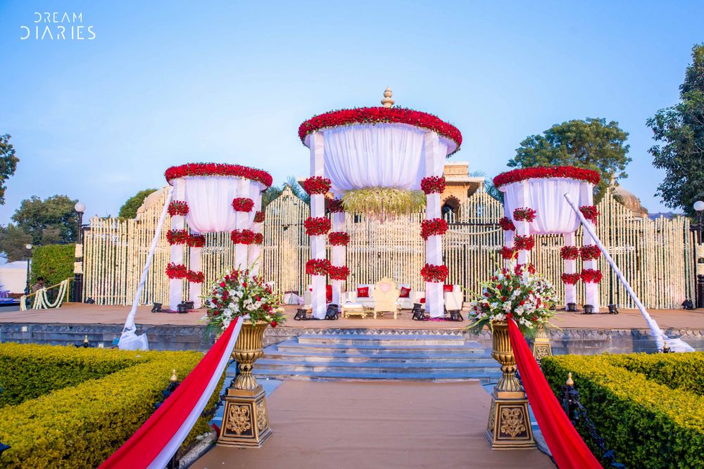 Photo of Red and white theme mandap