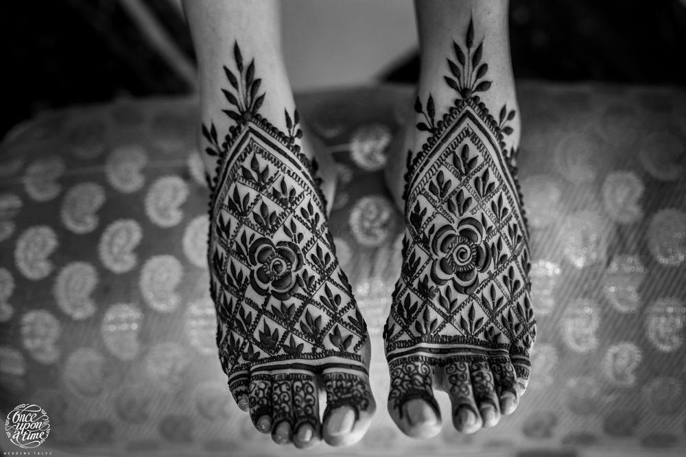 Photo of Bridal feet mehendi design with jaal design