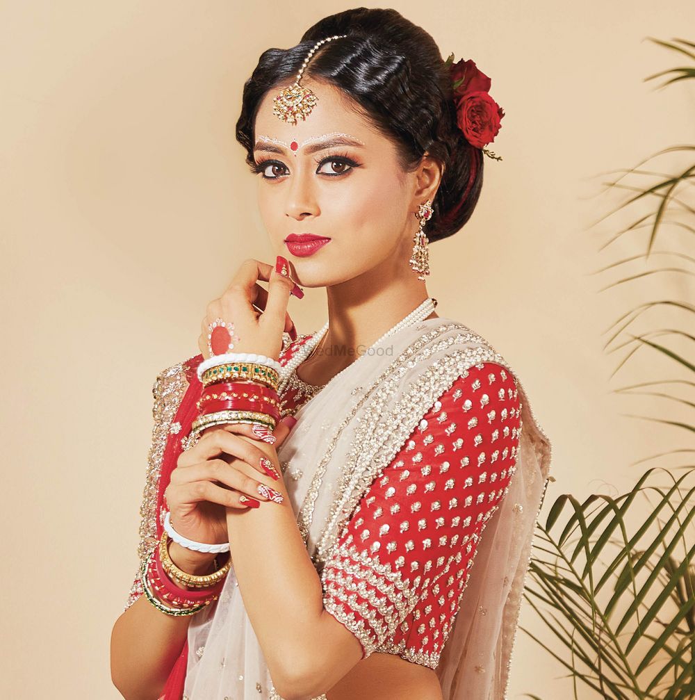 Photo of Soft and subtle makeup on a Bengali bride.