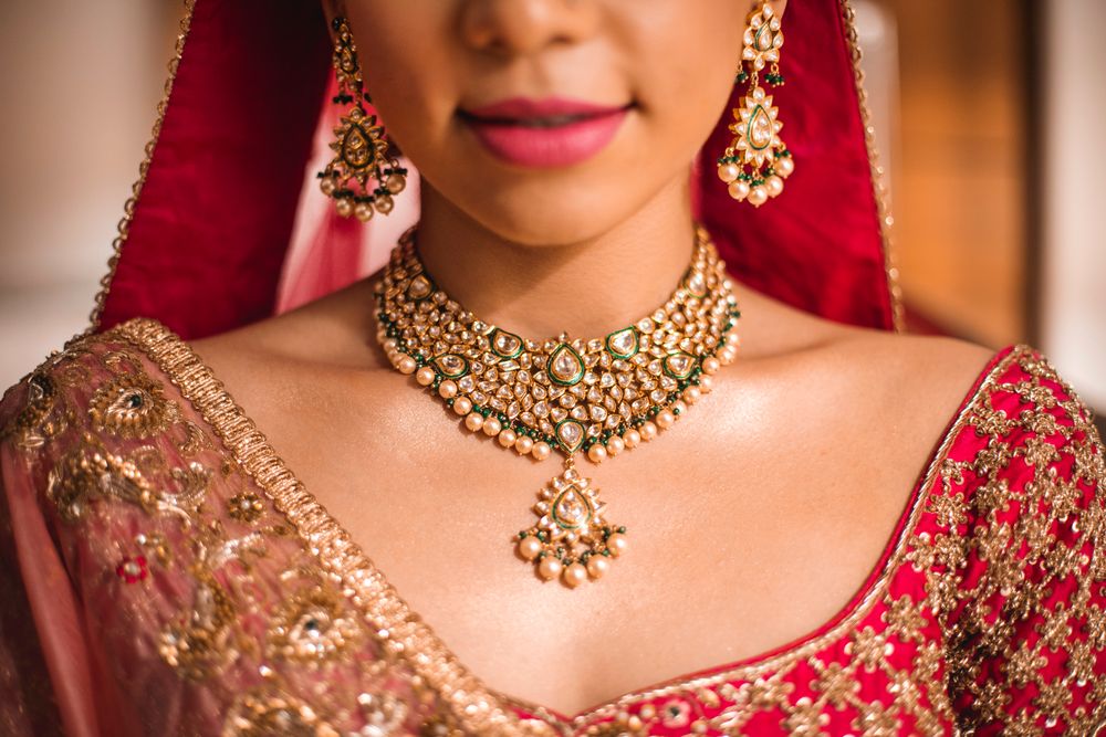 Photo of Bride with minimal jewellery on her wedding.