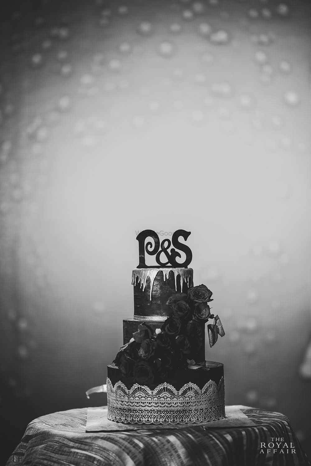 Photo of Monogrammed wedding cake shot