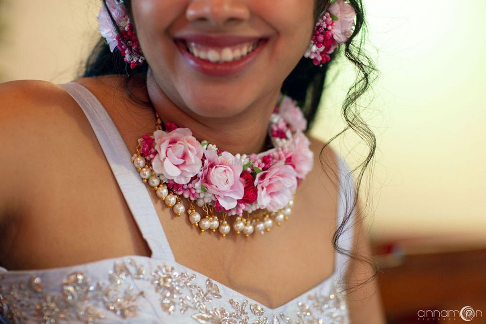 Photo of dry floral necklace in pink for mehendi