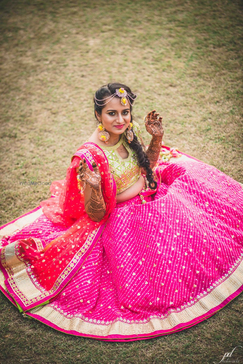 Photo of Pink mehendi lehenga ith leheriya