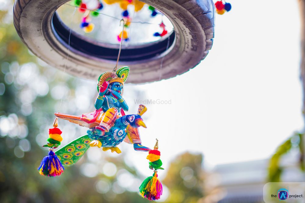 Photo of Colourful Mehendi Decor with Krishna Idol and Pompoms