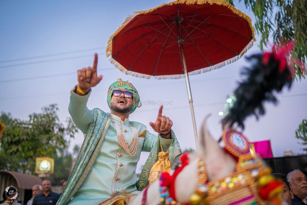 Photo of groom entering on horse during his baraat