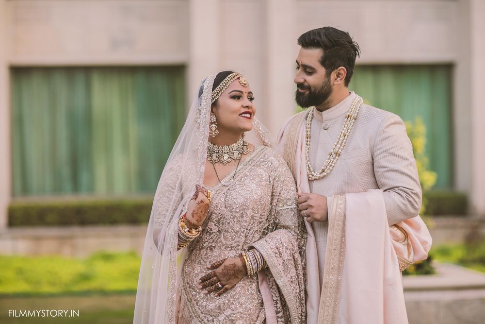 Photo of pastel bride and groom with unique dupatta