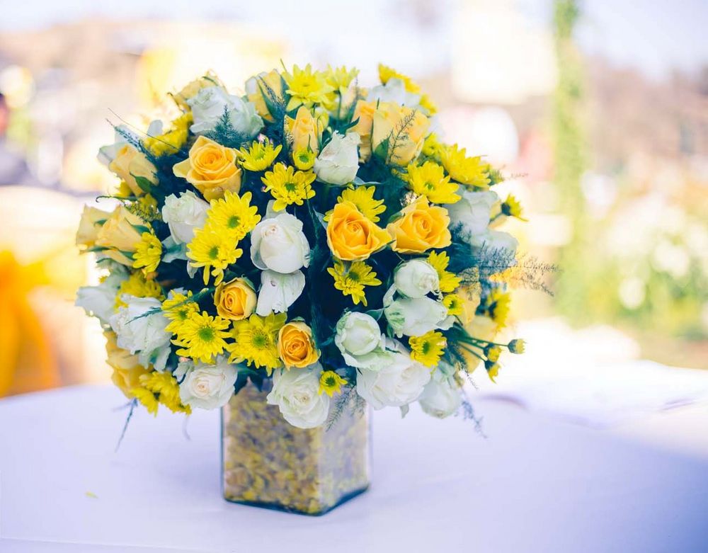 Photo of Yellow and white flowers with roses