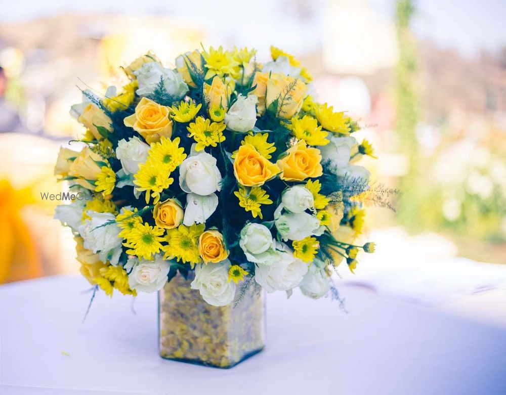 Photo of Yellow and white flowers with roses