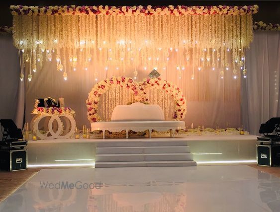 Photo From Reception themes decor - By Momentz Wedding Planner