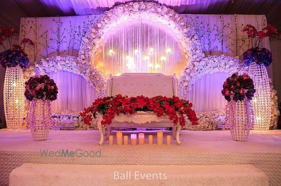 Photo From Reception themes decor - By Momentz Wedding Planner