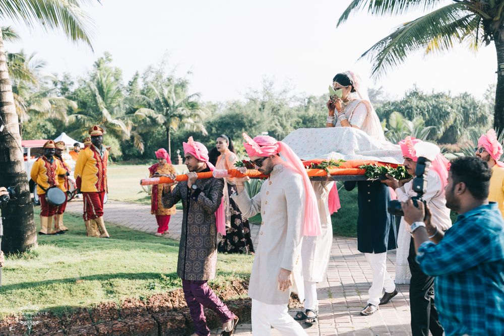 Photo of bengali bride entering in a palki