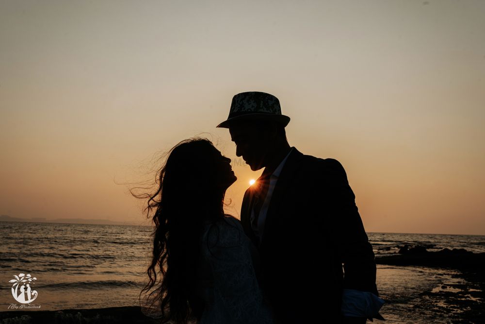 Photo of sunset pre wedding or honeymoon shot