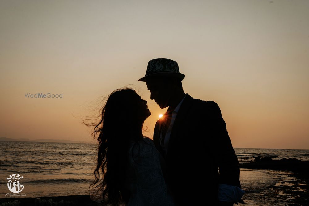 Photo of sunset pre wedding or honeymoon shot