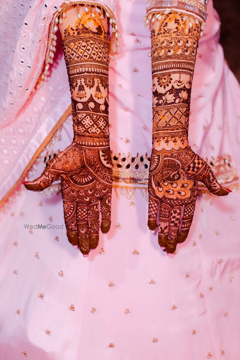 Photo of pretty peacock mehendi design