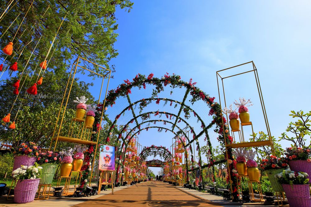 Photo of floral entrance on the mehendi day