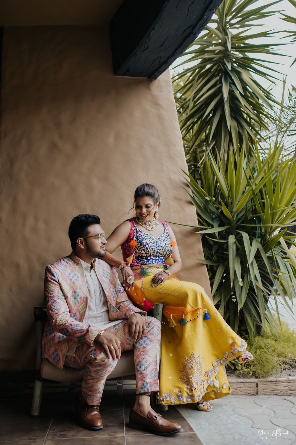 Photo of Modern mehendi outfit ideas for a couple