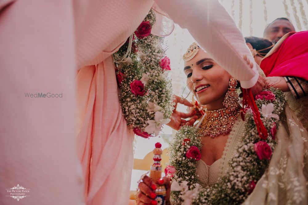 Photo of Bride's close-up shot while exchanging jaimalas.