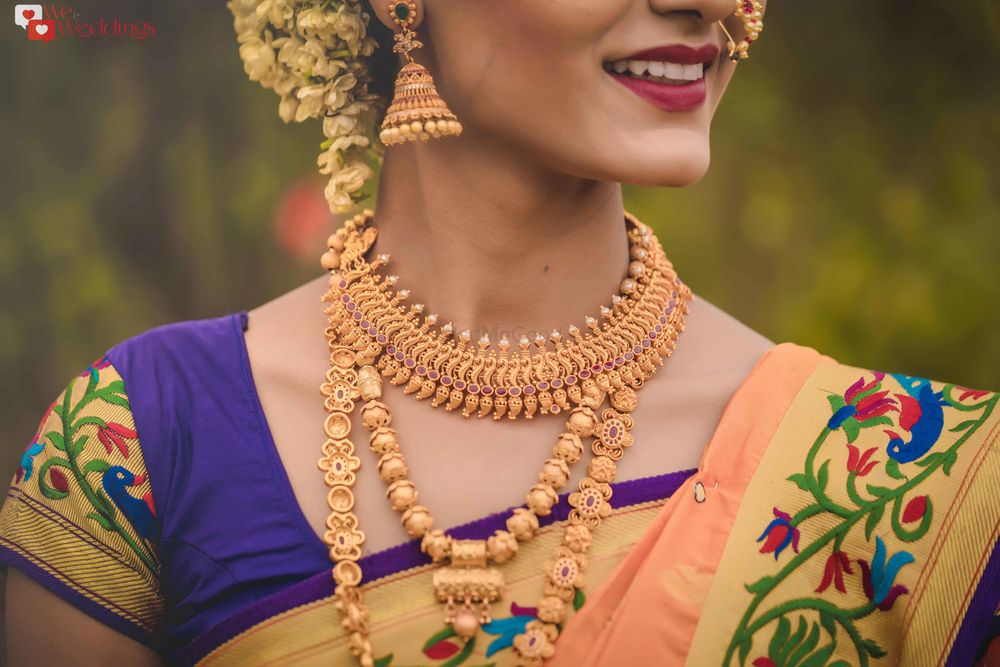 Photo of Marathi bride wearing gold jewellery with saree.