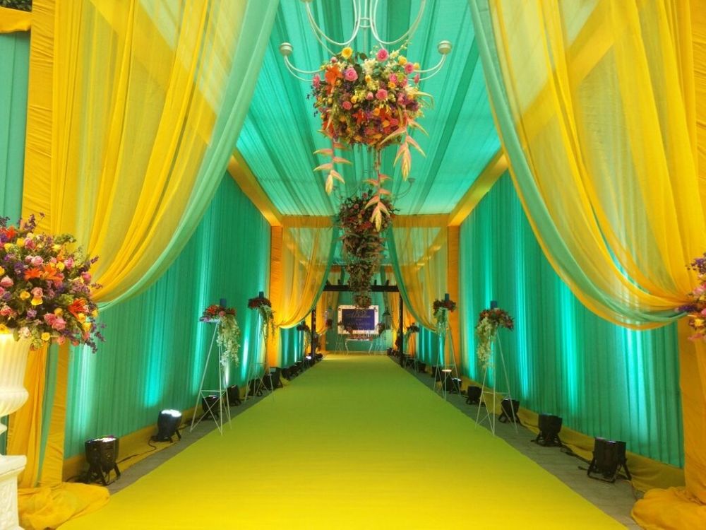 Photo of Entrance decor with yellow and turquoise drapes