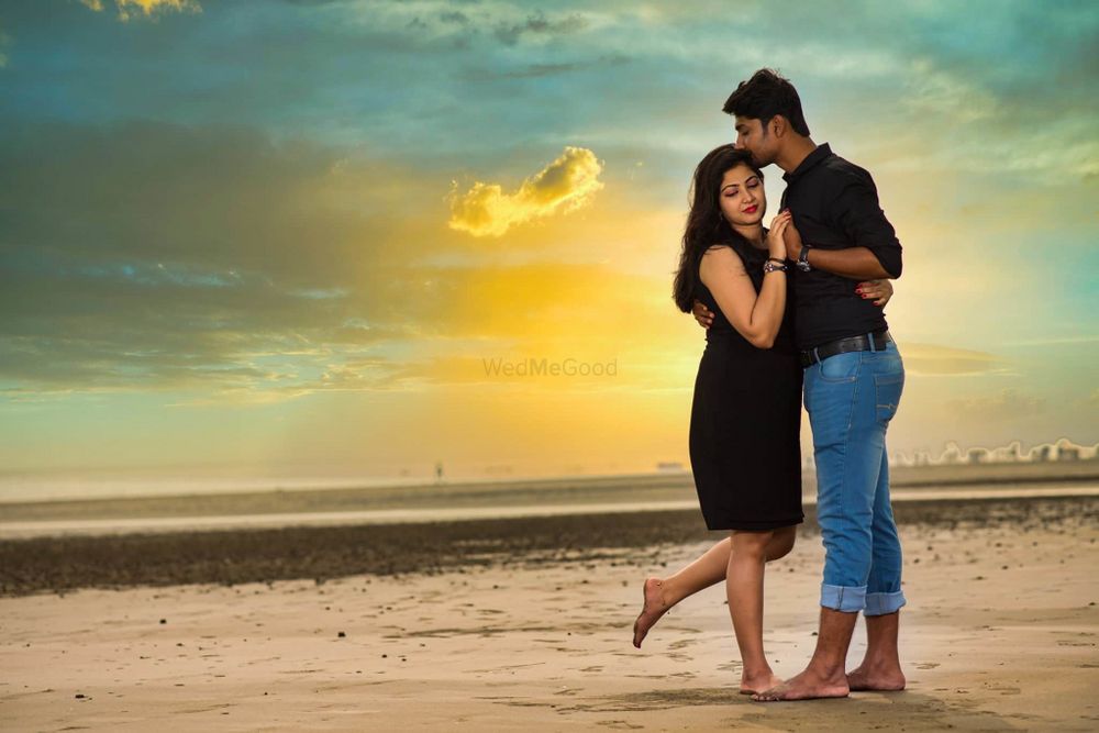 Photo From Pre Wedding of Himadri and Debarati(Premium) - By Lens and You Photography