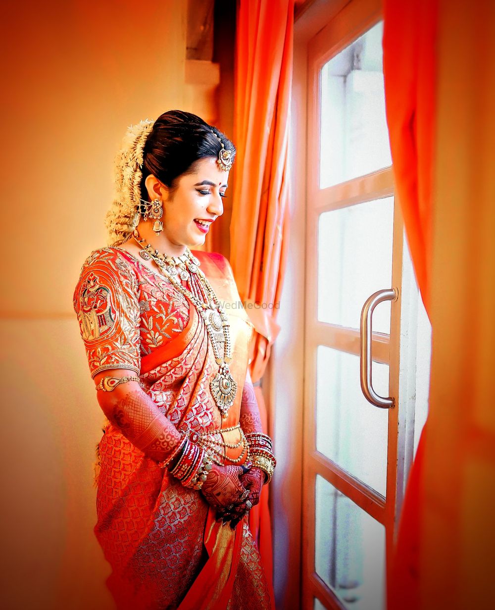 Photo of Beautiful bridal shot in stunning gold jewellery & kanjeevaram saree.