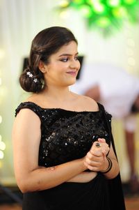 review-Anchor Bharti Narang