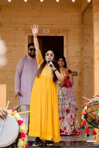 review-Anchor Bharti Narang