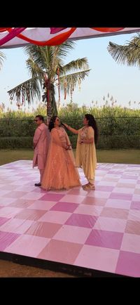 review-Anchor Bharti Narang