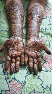 review-image-0-Mira Mehendi Artist