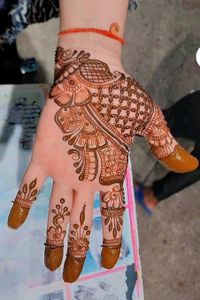 review-Krishna Mehandi Artist