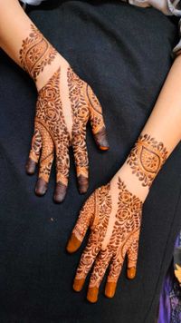 review-image-0-Sadia Ali Mehandi Artist