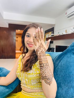 Aisha Goas Mendhi Artist
