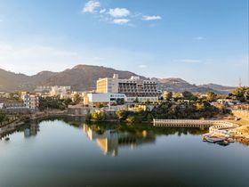 Via Lakhela Lakeview Resort & Spa