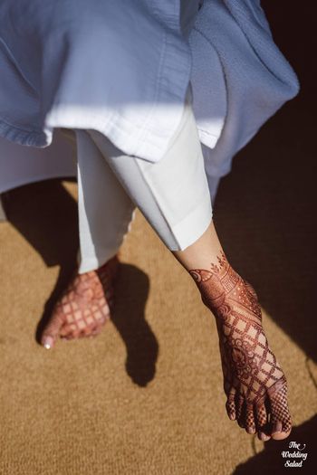 Photo of simple bridal feet mehendi shot