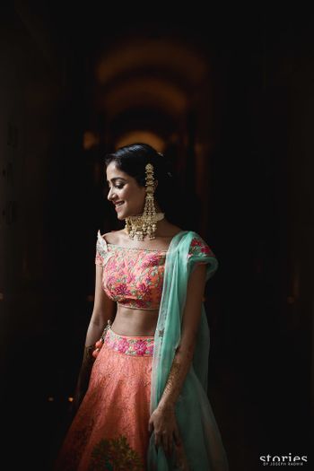 Photo of Unique bridal look on mehendi with long earrings