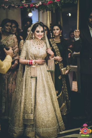 Bride with one single big kaleera making entry