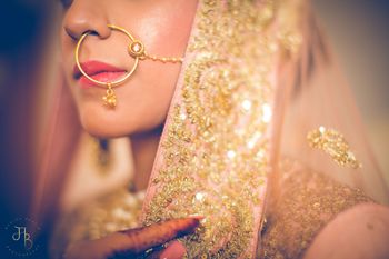 Simple and delicate gold nath 