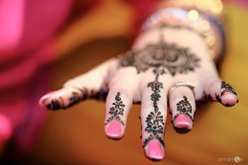 Minimal finger mehendi design for bridesmaids 